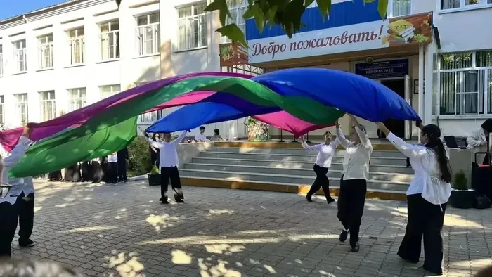 Торжественная линейка, посвящённая Дню образования Краснодарского края!  (4)