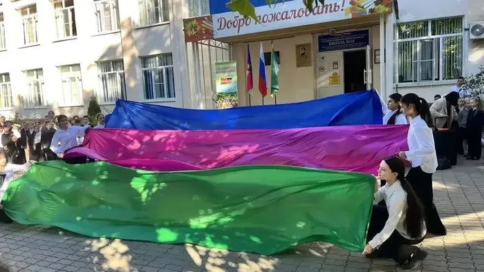 Торжественная линейка, посвящённая Дню образования Краснодарского края!  (3)
