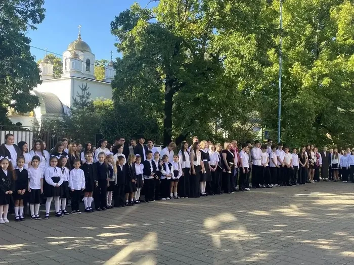 Торжественная линейка, посвящённая Дню образования Краснодарского края!  (1)